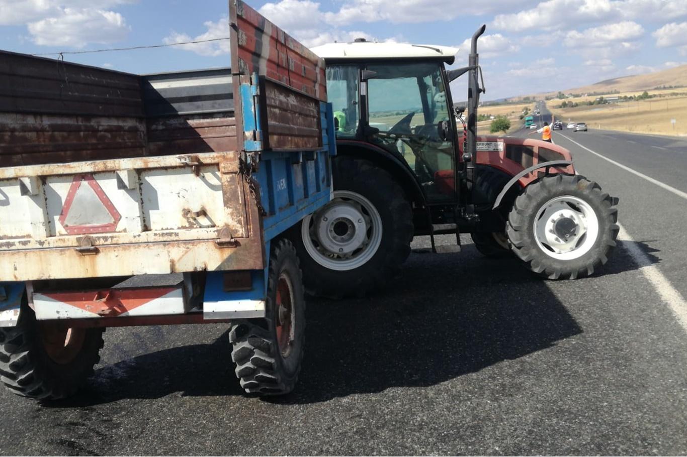 Traktörün çarptığı otomobil tarlaya girdi